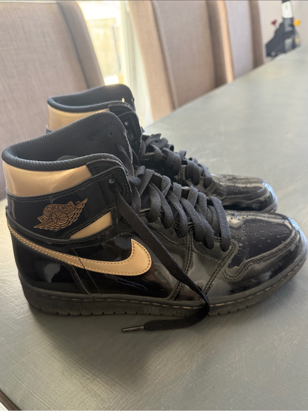 Air Jordan 1 Retro High OG Black Metallic Gold 2020 9.5 US EUC